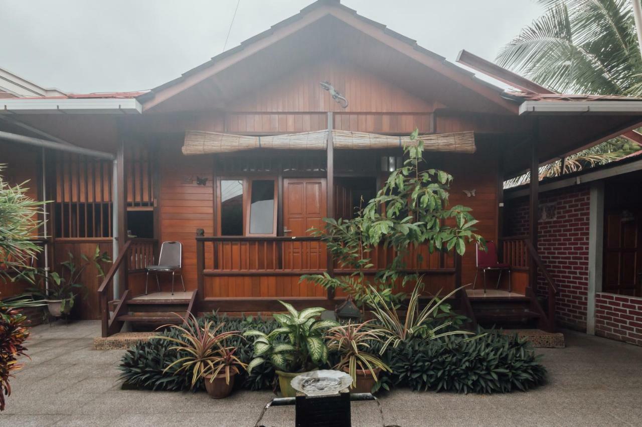Vaccinated Staff - Oyo 1300 Crecia Guest House Hatu Екстер'єр фото