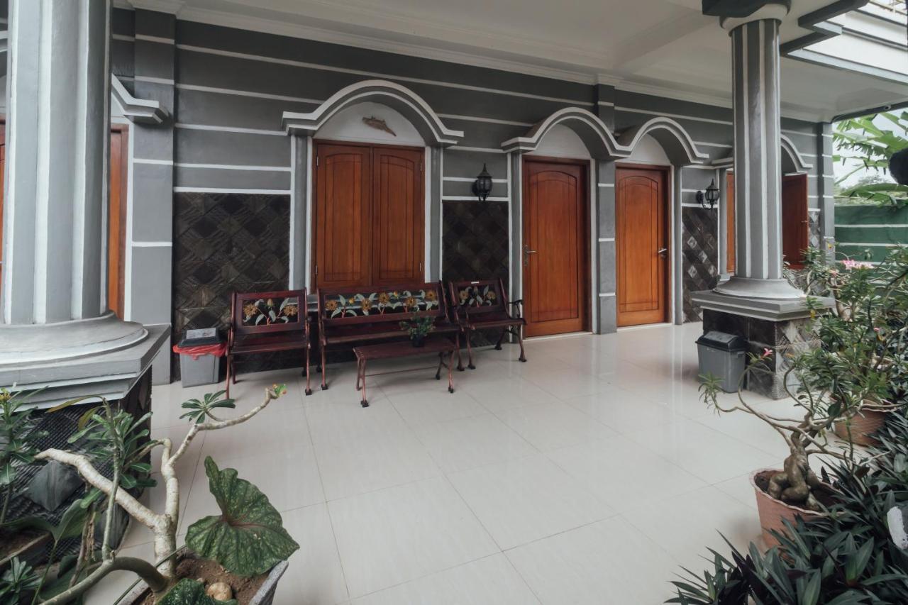 Vaccinated Staff - Oyo 1300 Crecia Guest House Hatu Екстер'єр фото